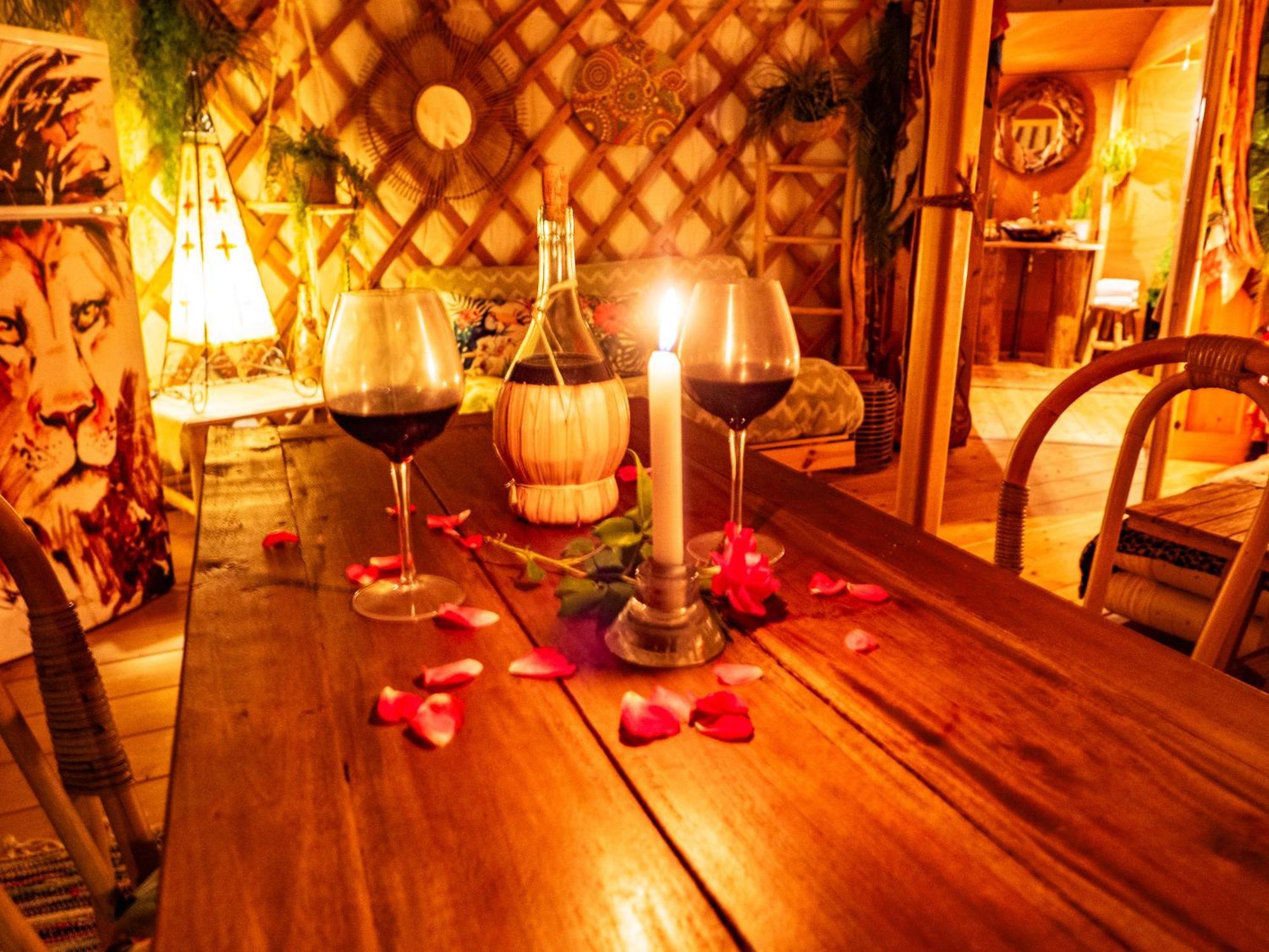 2 Cuori E 1 Yurta Glamping In Tuscany - Adults Only Asciano Eksteriør billede
